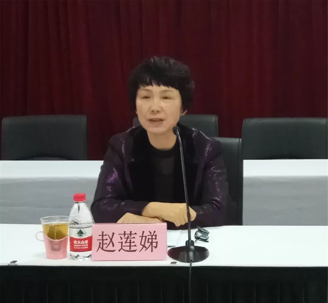 区委统战部副部长,工商联党组书记赵莲娣就商会下一步发展谈了想法:一