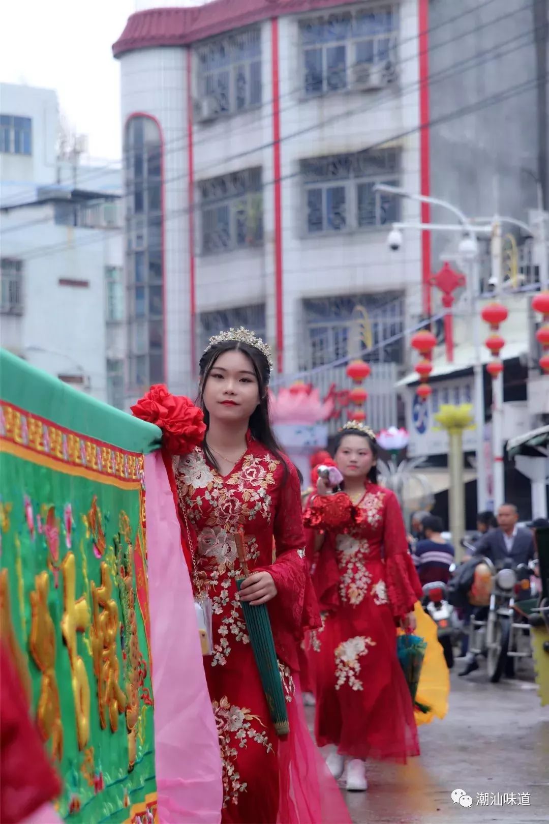 汕头谷饶闹热,这群扛大旗女标个个生好!