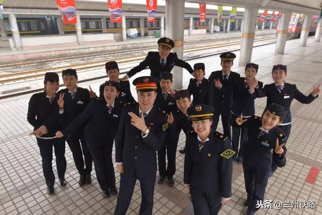 不同时期靓丽乘务员的秀制服,改革开放40年,看铁路制服的变迁