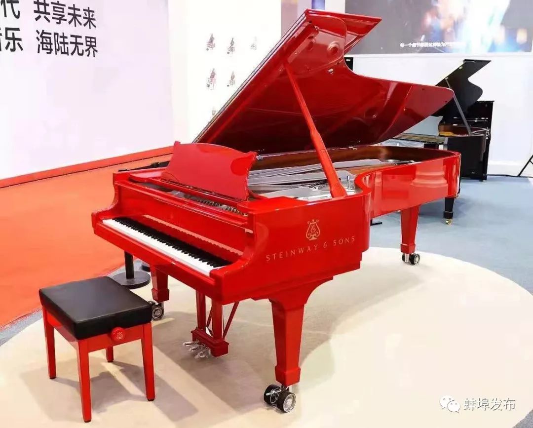 的 为中国特别定制的世界上唯一一架 寓意"中国红,中国梦"的 红色钢琴