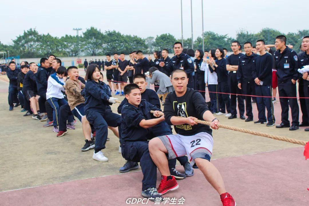 2018年广东警官学院学生拔河比赛