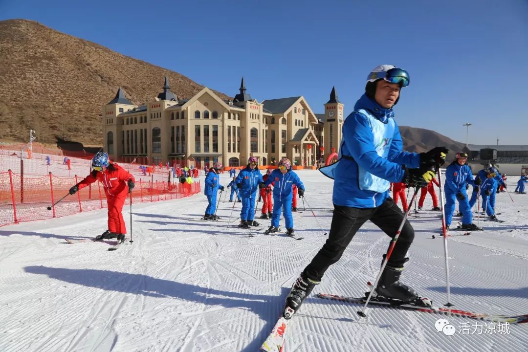 【冬季旅游】 壮观!岱海国际滑雪场万名学生上冰雪!