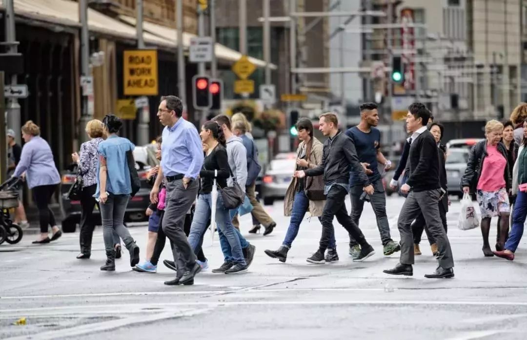 【注意】澳洲出台新交规!行人做这些事即罚200刀!过马路看手机也违法!
