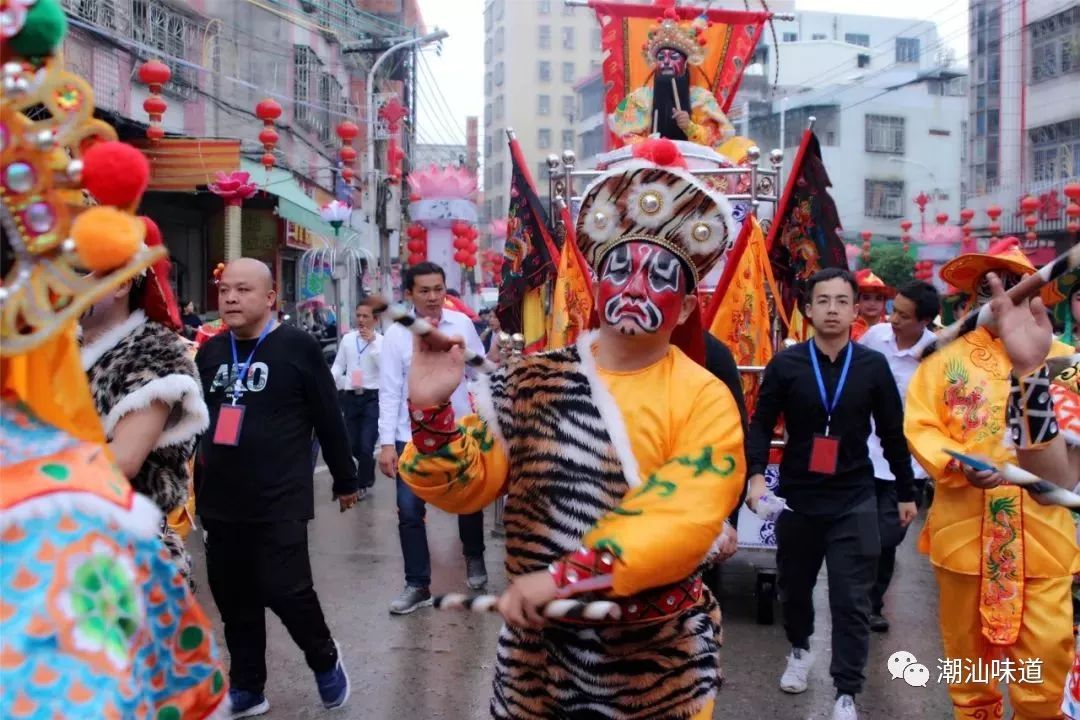 汕头谷饶闹热,这群扛大旗女标个个生好!