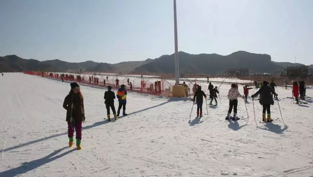 旅游 正文   黄河石林滑雪场位于景泰县红岘台村s103线彩色路面与省道