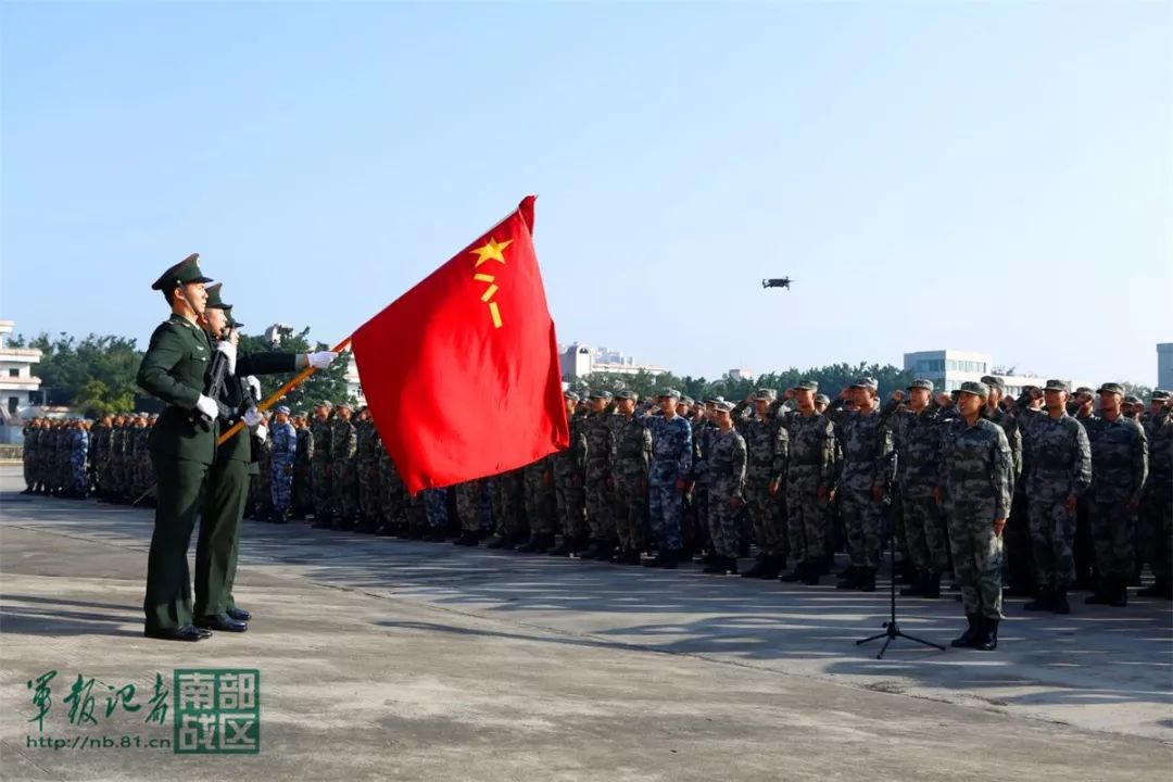 驻香港部队:举行2018年度新兵授衔仪式