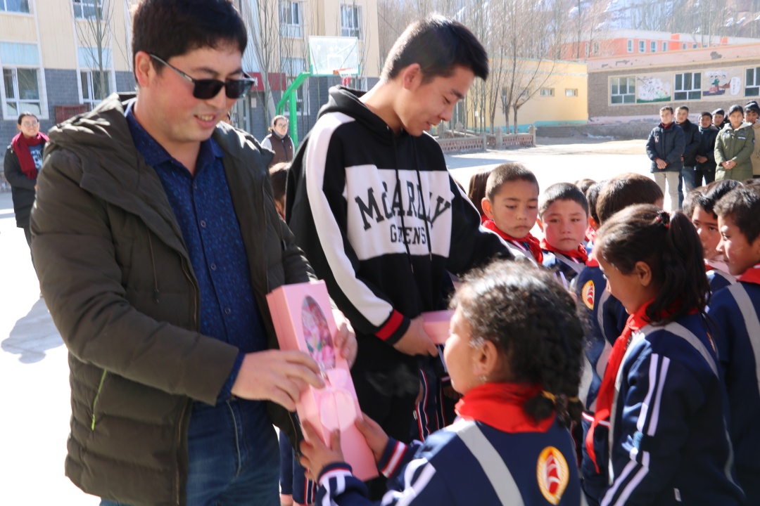 把温暖和安全送到了 和田四十七团和喀什塔什乡的乡村学校,学生和老师