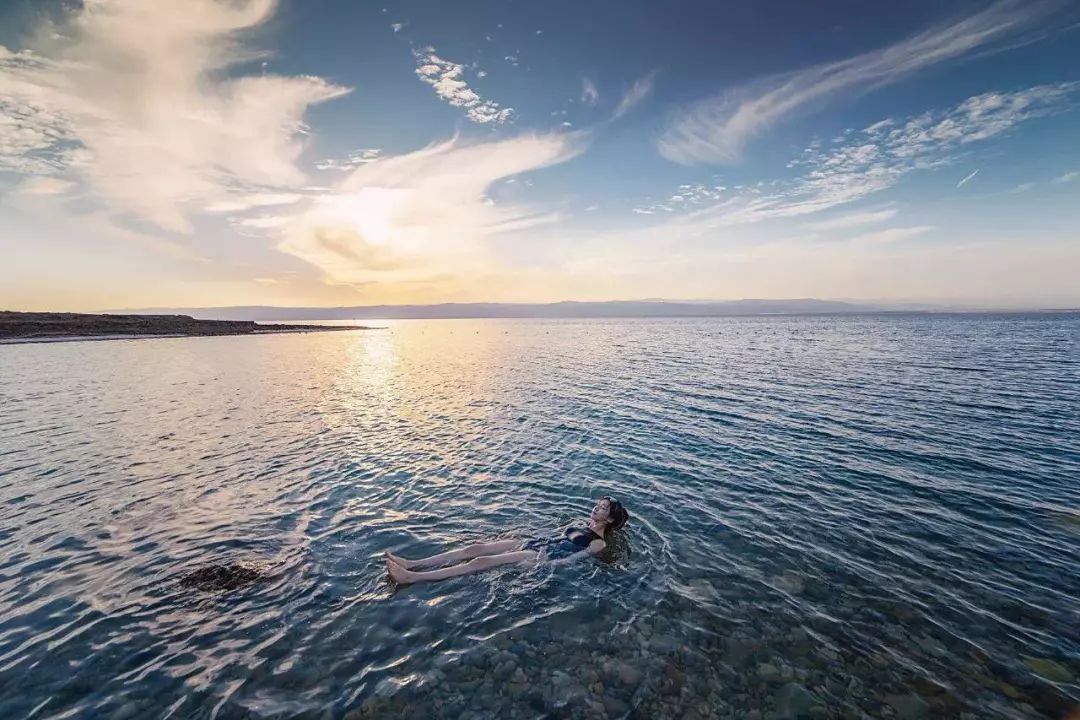 死海位于以色列和约旦之间的内陆湖,是地球上已露出陆地的最低点,有"