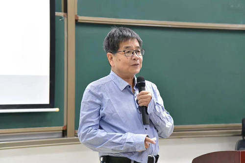 北京大学新媒体研究院副院长杨伯溆发言.图片来源:北京语言大学