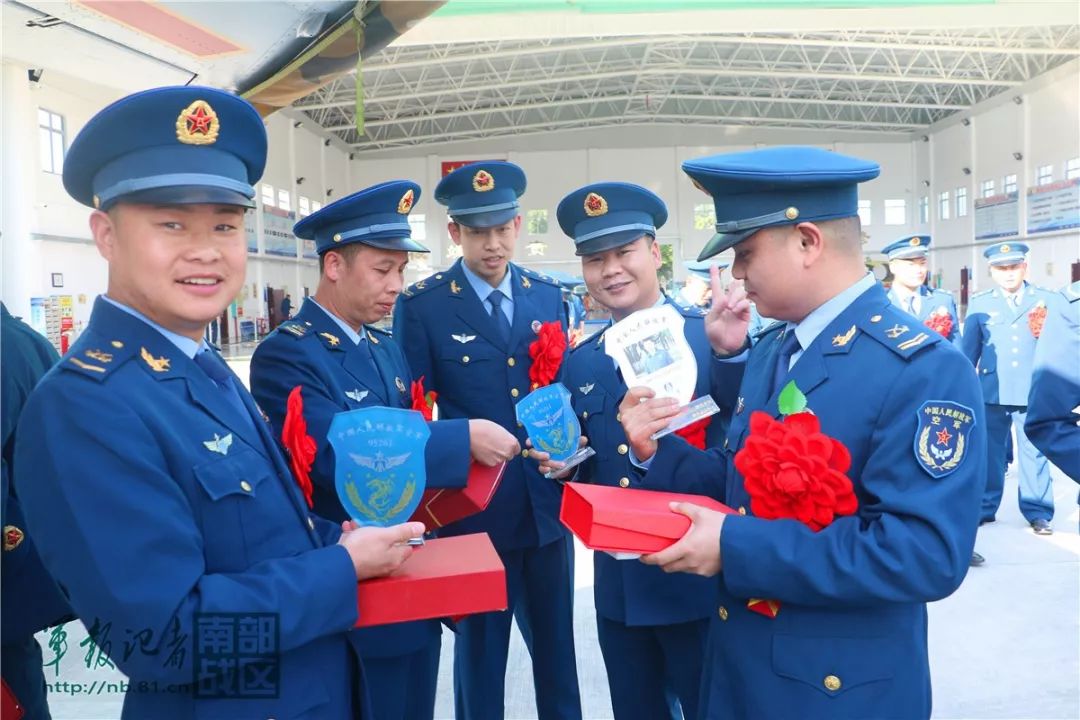 南部战区空军某部组织退役老兵向战鹰告别仪式