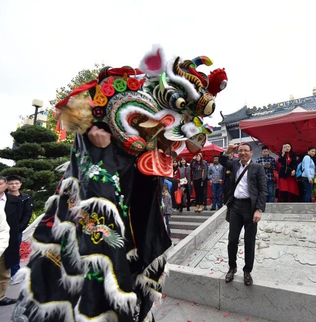 春秋时代,麒麟肇始祥瑞之征的"舞麒麟"开始产生麒麟舞动,驱邪避鬼