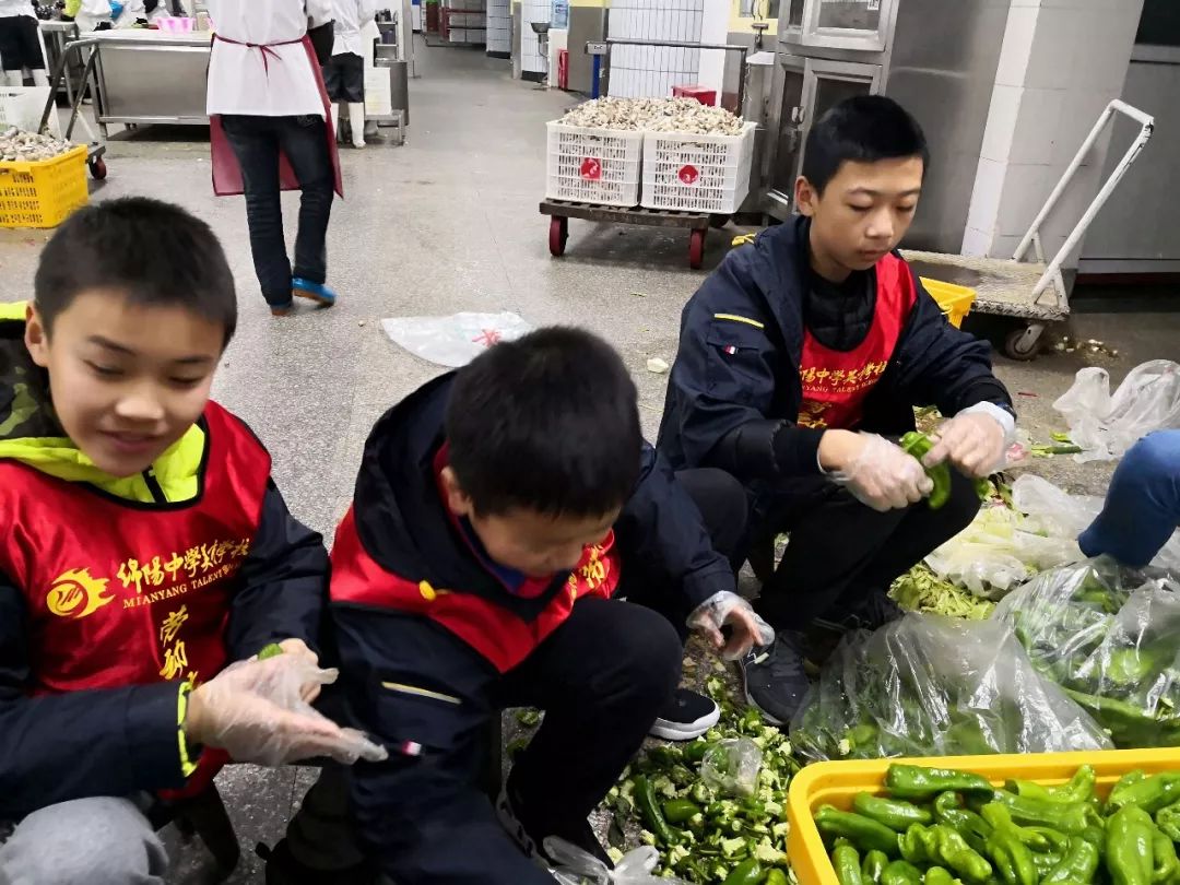 家长需将学生劳动过程记录在完成情况记录表上,并按时间要求反馈到