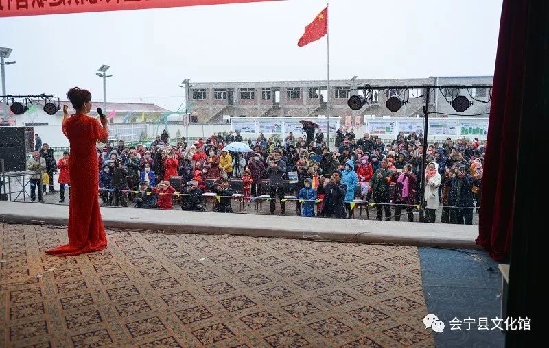 会宁:脱贫宣传赴农村,大雪中慰问演出_郭城驿镇