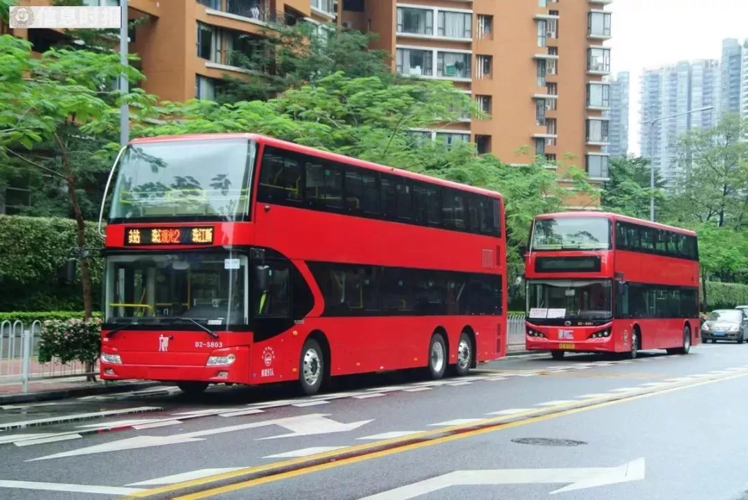 一不小心有穿越香港街头的错觉 新型的双层纯电动公交车 宽2