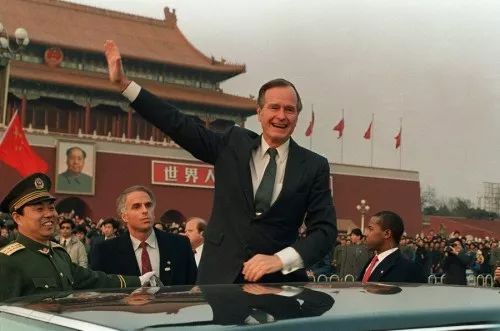 1989年2月25日,老布什访问北京,在天安门广场上向中国人民挥手致意.