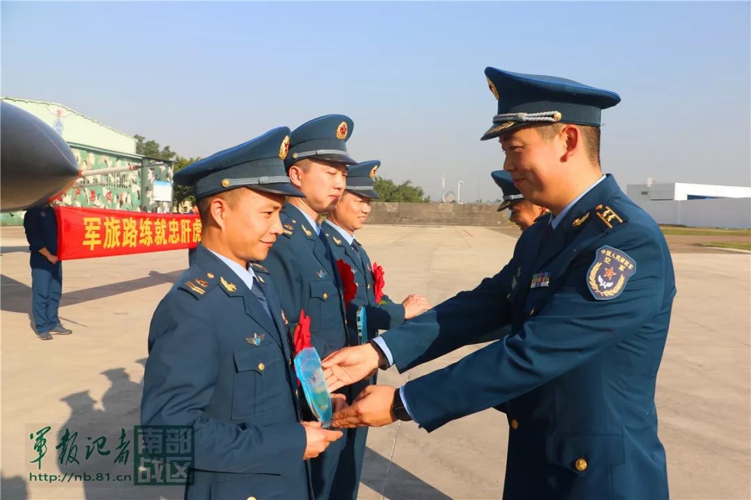 南部战区空军某部组织退役老兵向战鹰告别仪式