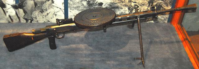 1/ 12 一款由苏联人瓦西里·捷格加廖夫于1927年研制成功的转盘机枪