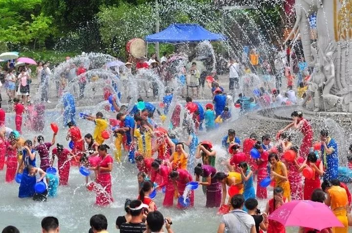 万名当地群众穿上节日盛装 和外地游客一起在西双版纳 景洪市互相泼水