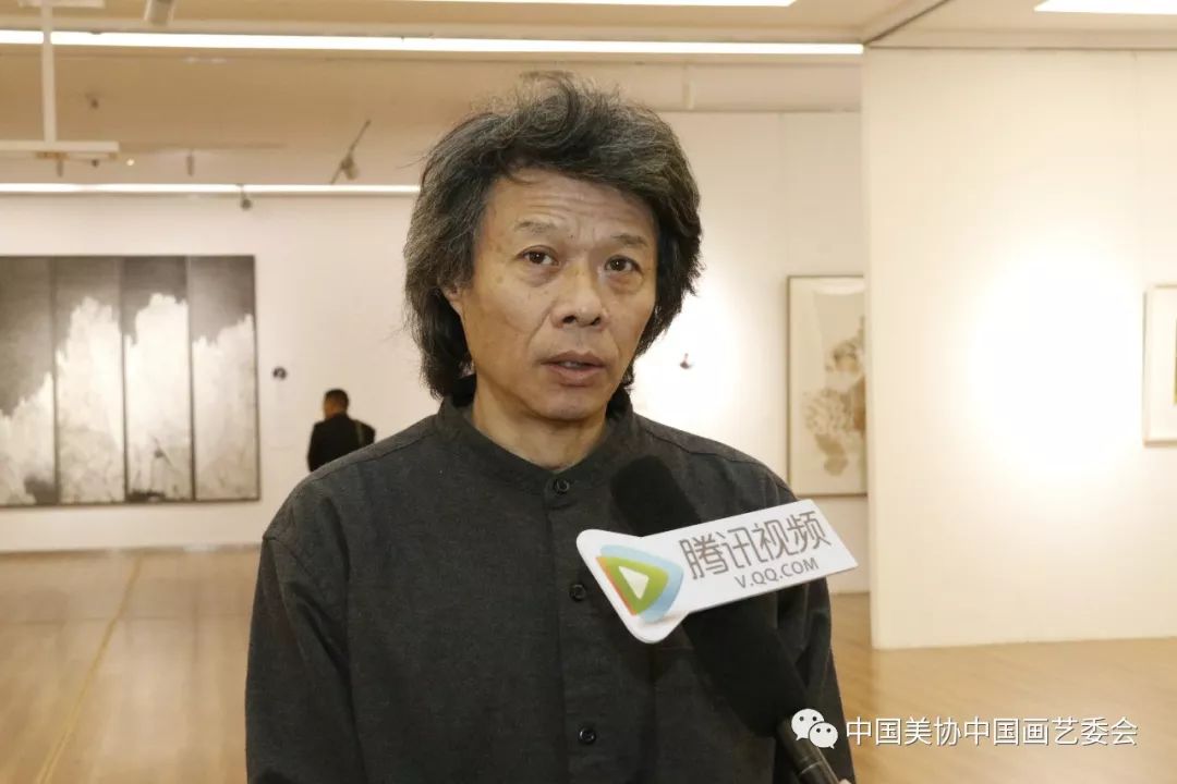 采访屠潇女士接受媒体采访主办单位组委会尉晓榕展览编辑:陈斐鹏丁