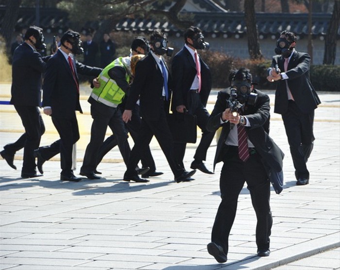 韩国民众纷纷吐槽:这难道就是青瓦台总统警卫的水准?