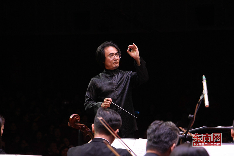 音乐会由厦门爱乐乐团现任艺术总监,著名指挥家傅人长指挥.