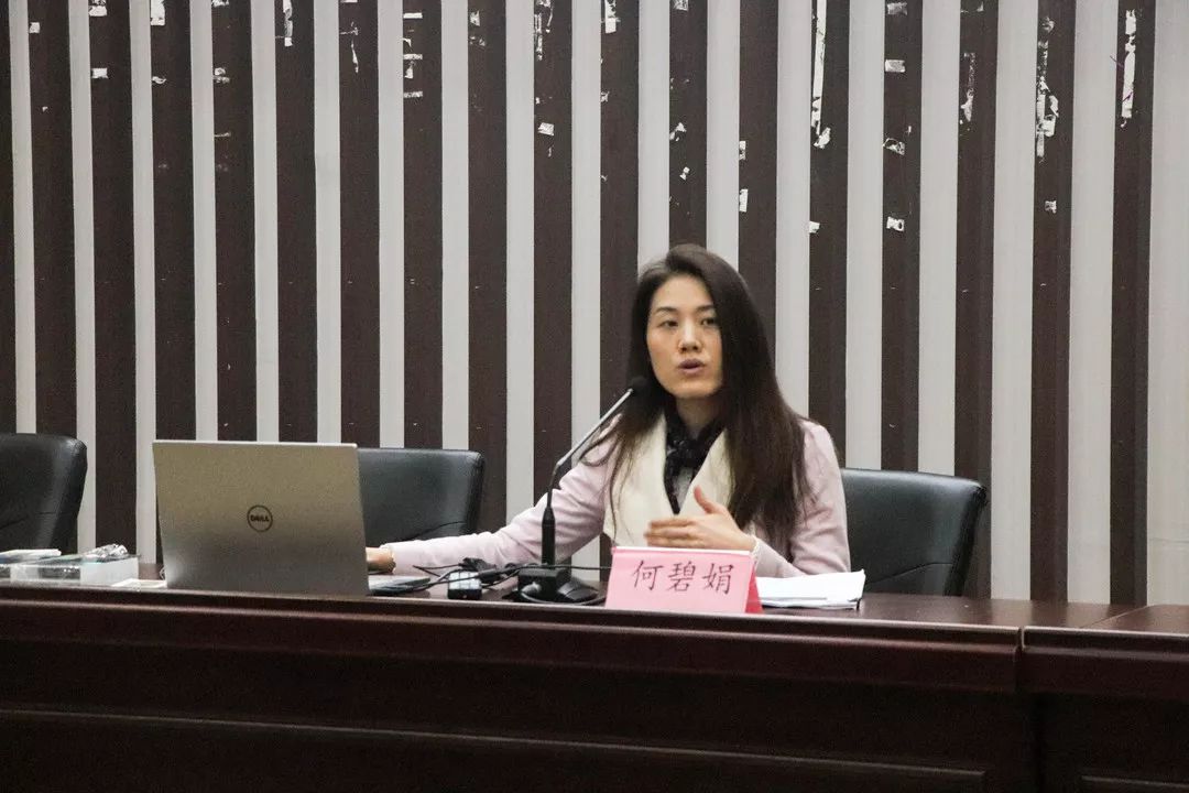 随后,由何碧娟女士和王霞老师为acca研习社揭牌并与其他老师一起为