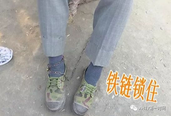 果然在摊点前发现一名老人坐在靠椅上,脚上锁着铁链