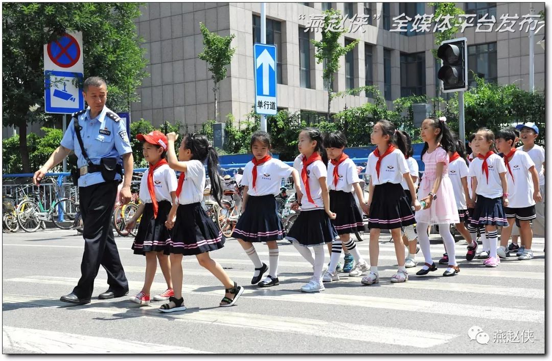 刘希昌护送参加活动的小学生过马路