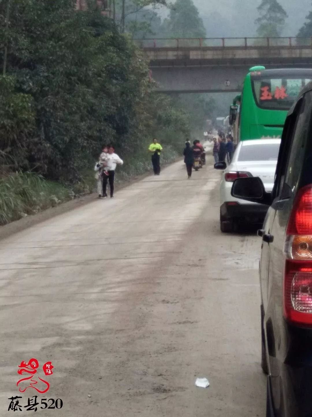 今天中午藤县平政沙砖厂对出路段车祸,还造成了堵车!