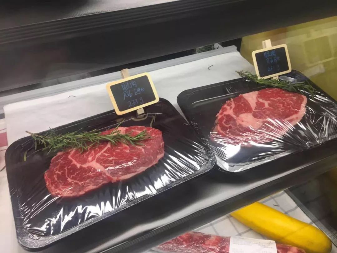 选择熟度牛肉放在电子秤上称重,按照每100克的单价计算,一块肉的重量