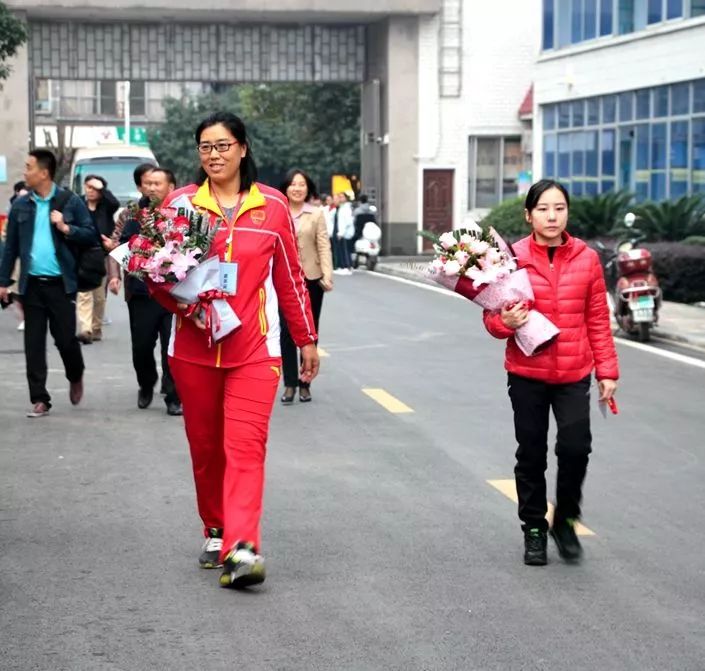 奥运冠军来助威广西首届水果体育嘉年华暨特色美食运动