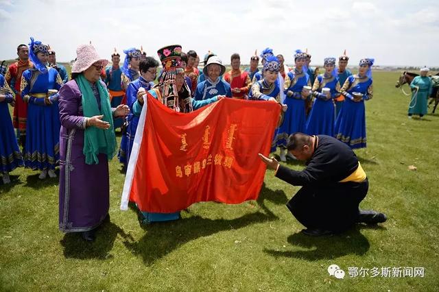 乌云陶格斯:古稀之年手绣乌兰牧骑队旗寄深情