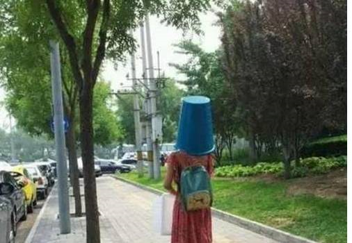 搞笑圖片幽默笑話笑話女生你頭上套個塑膠桶擋雨麼哈哈 汽車 第1張