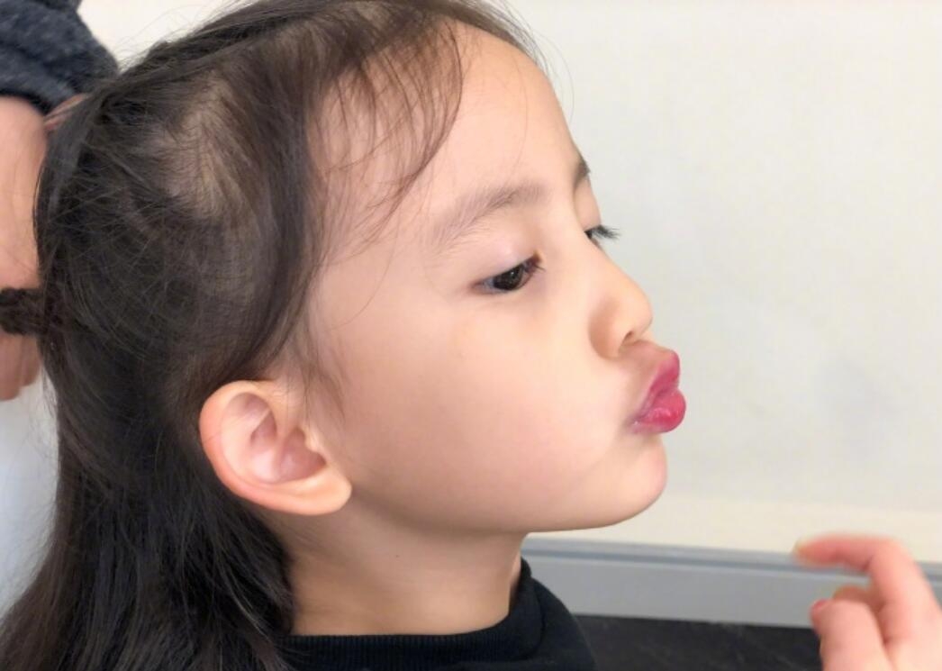黄磊小女儿4岁就会化妆了,嘴巴嘟嘟很可爱,和黄磊嘟嘴