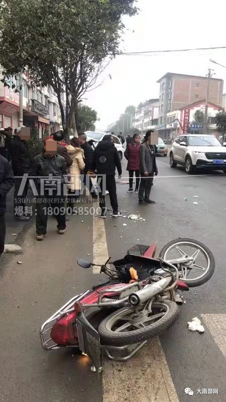 南部黑水塘突发车祸,小车撞上路灯杆,摩托车被怼飞十几米!