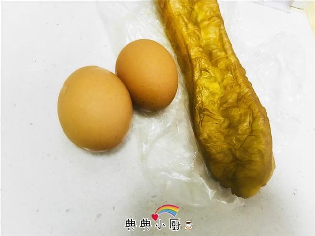 【油条水蒸蛋】 食材: 鸡蛋:两只 油条:一根 香葱:少许