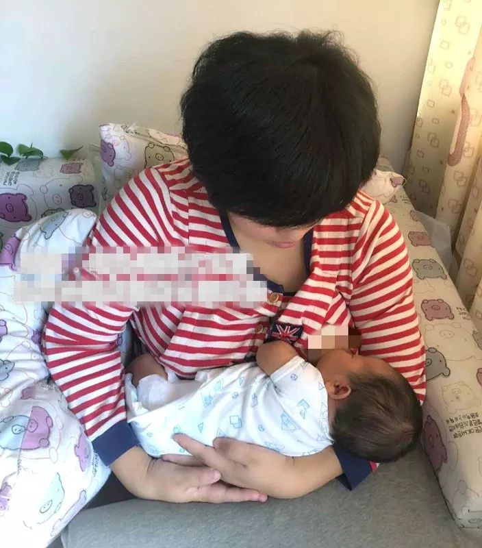 月嫂指导新生儿正确含住乳房吃到奶，妈妈不疼还促进乳汁分泌