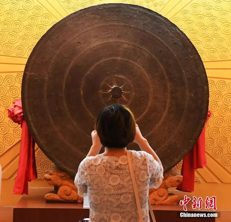 1972年在北流市六靖镇水冲庵发现的云雷纹大铜鼓是广西最大的古代铜鼓图片