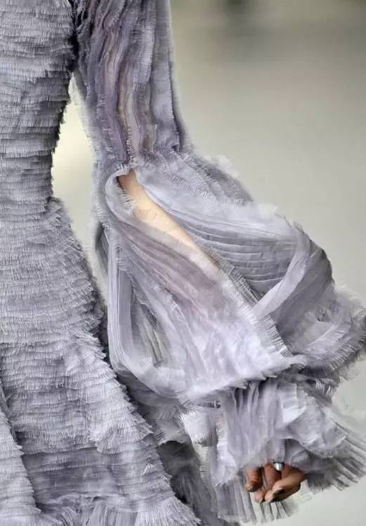 grey▲haider ackermann fall 2015比如牛仔面料常采用割纱,抽纱