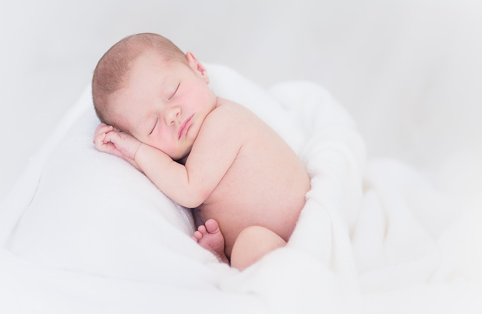 新生兒寶寶黑白顛倒，「睡反覺」該怎麼糾正？ 親子 第2張