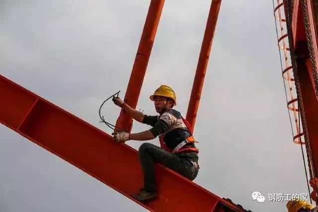 实拍万州长江三桥施工现场工人骑钢梁不惧高空作业称习惯了
