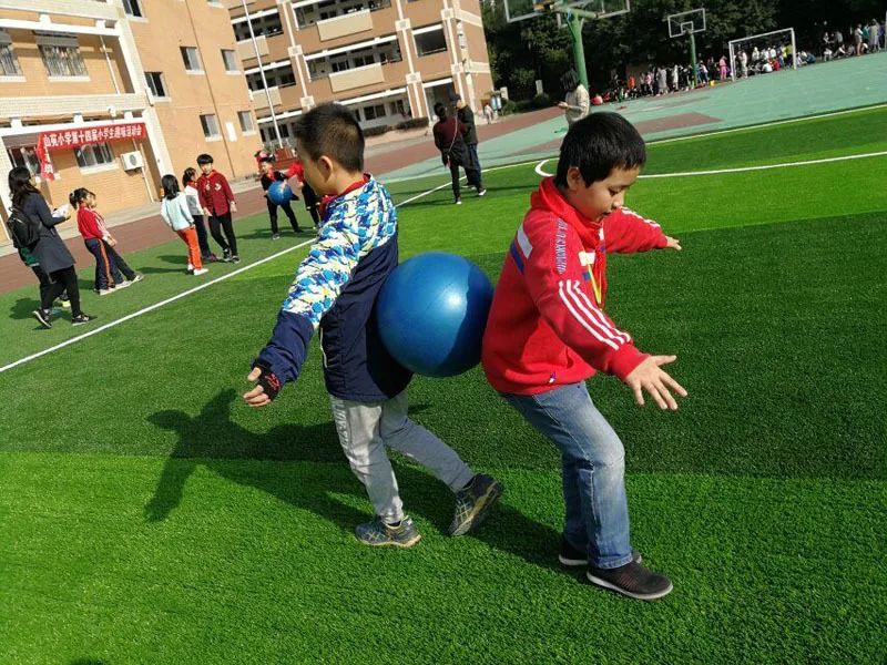 在和煦的冬日暖阳照耀下,福州市鼓山苑小学第十四届小学生趣味运动会