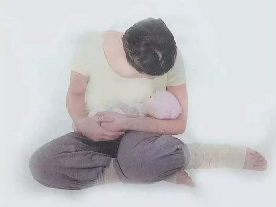 月嫂指导新生儿正确含住乳房吃到奶，妈妈不疼还促进乳汁分泌
