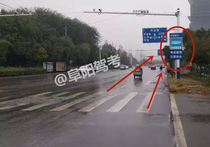 当看到路边蓝色"公交车站"时,踩刹车减速,降低车速.