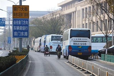 景区周边道路成"旅游大巴停车场"