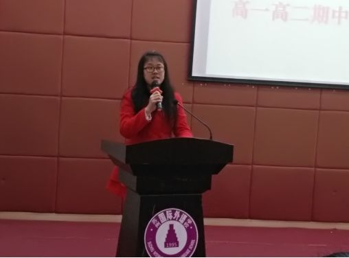 付琴老师发言最后,桑虎校长发言,为同学们后期的学习生活指明方向.