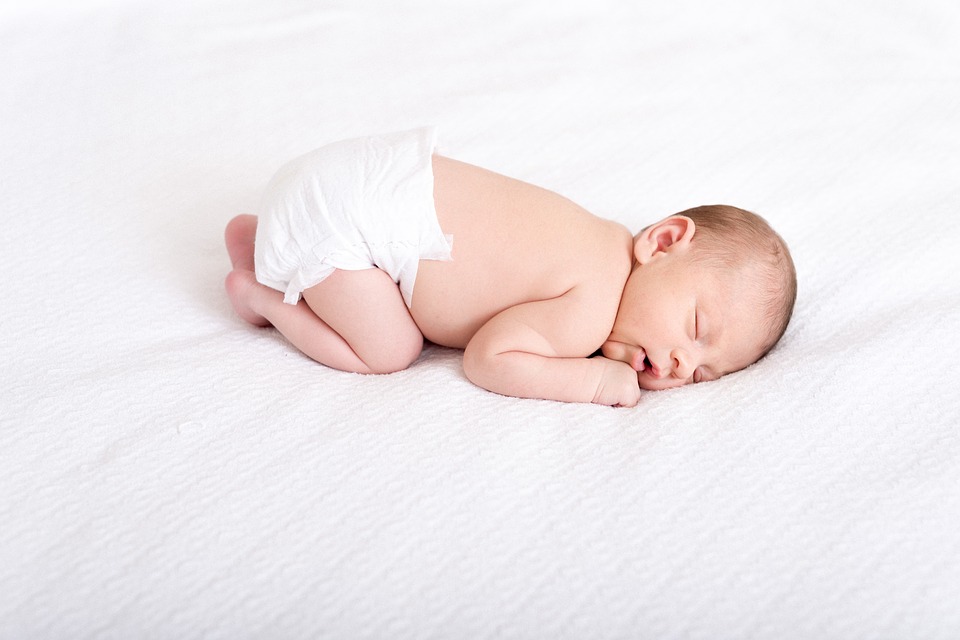 新生兒寶寶黑白顛倒，「睡反覺」該怎麼糾正？ 親子 第4張