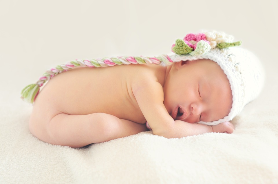 新生兒寶寶黑白顛倒，「睡反覺」該怎麼糾正？ 親子 第1張
