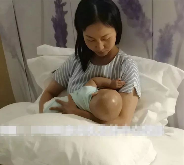 月嫂指导新生儿正确含住乳房吃到奶，妈妈不疼还促进乳汁分泌
