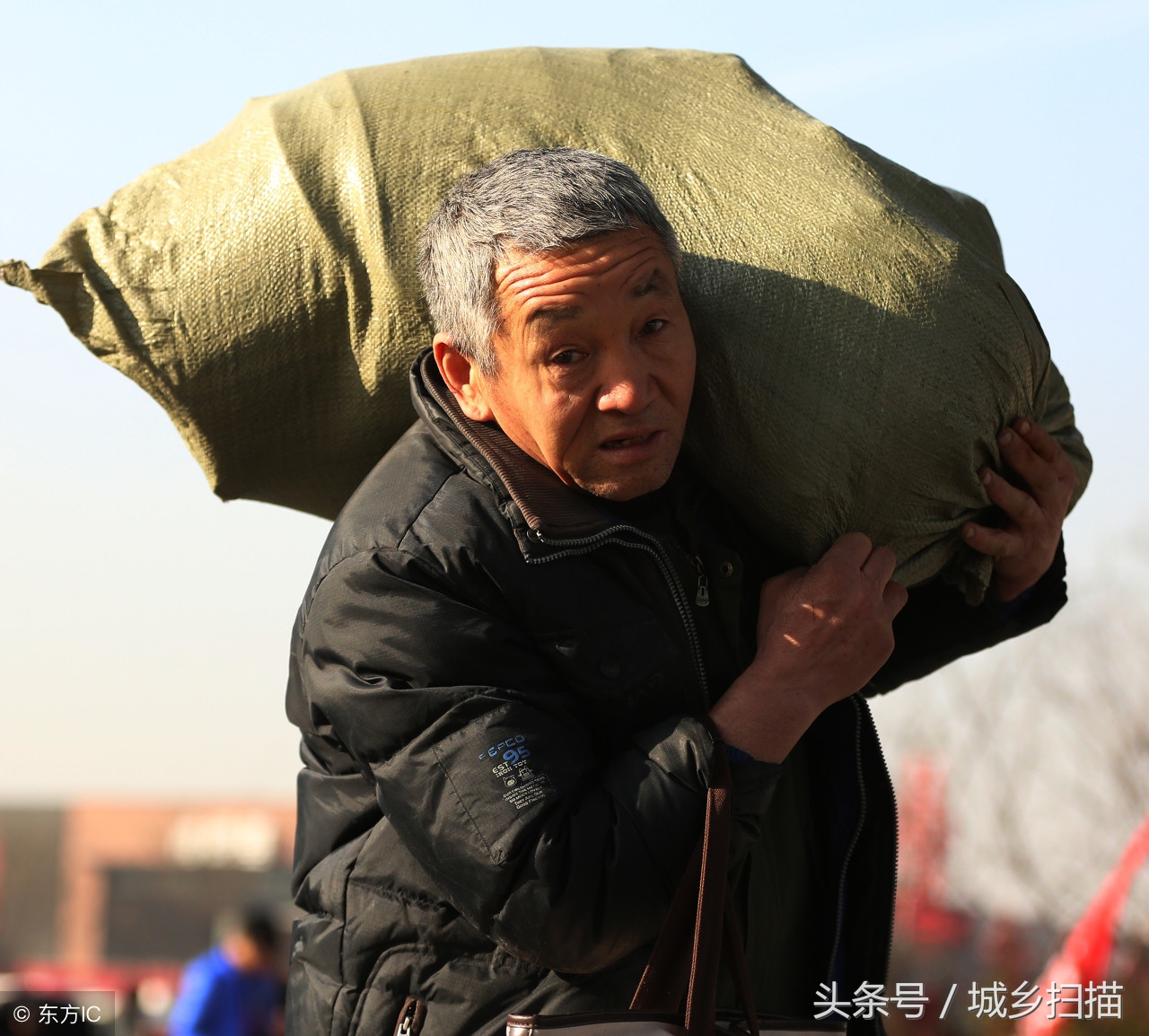 农民工那硕大的袋子里装的什么9幅图直击农民工春运旅途的劳顿